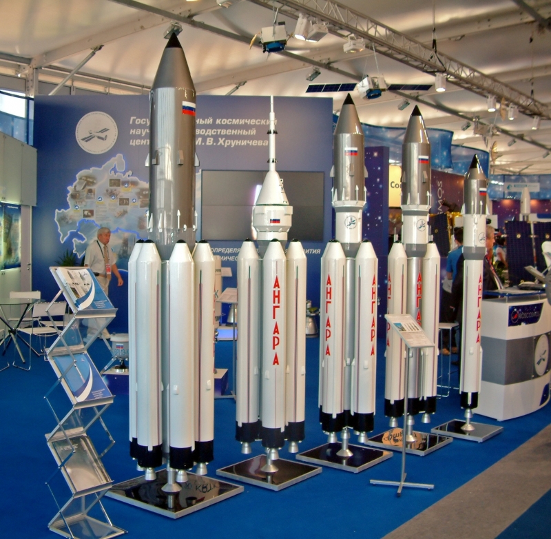 Макеты ракет-носителей семейства «Ангара» (слева направо): А-7 повышенной грузоподъемности, А5П с пилотируемым кораблём, тяжёлая А5, средняя А3 и лёгкая А1.2 в варианте первого пуска. Фото из архива журнала «Новости космонавтики»