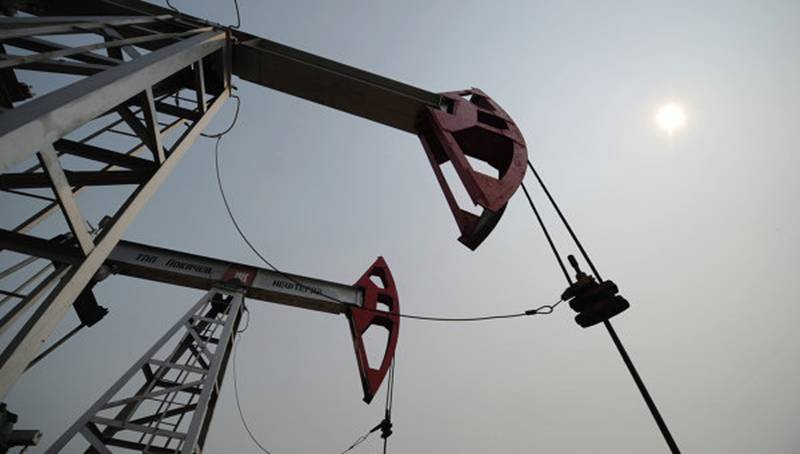Нефтяной станок-качалка на месторождении нефти